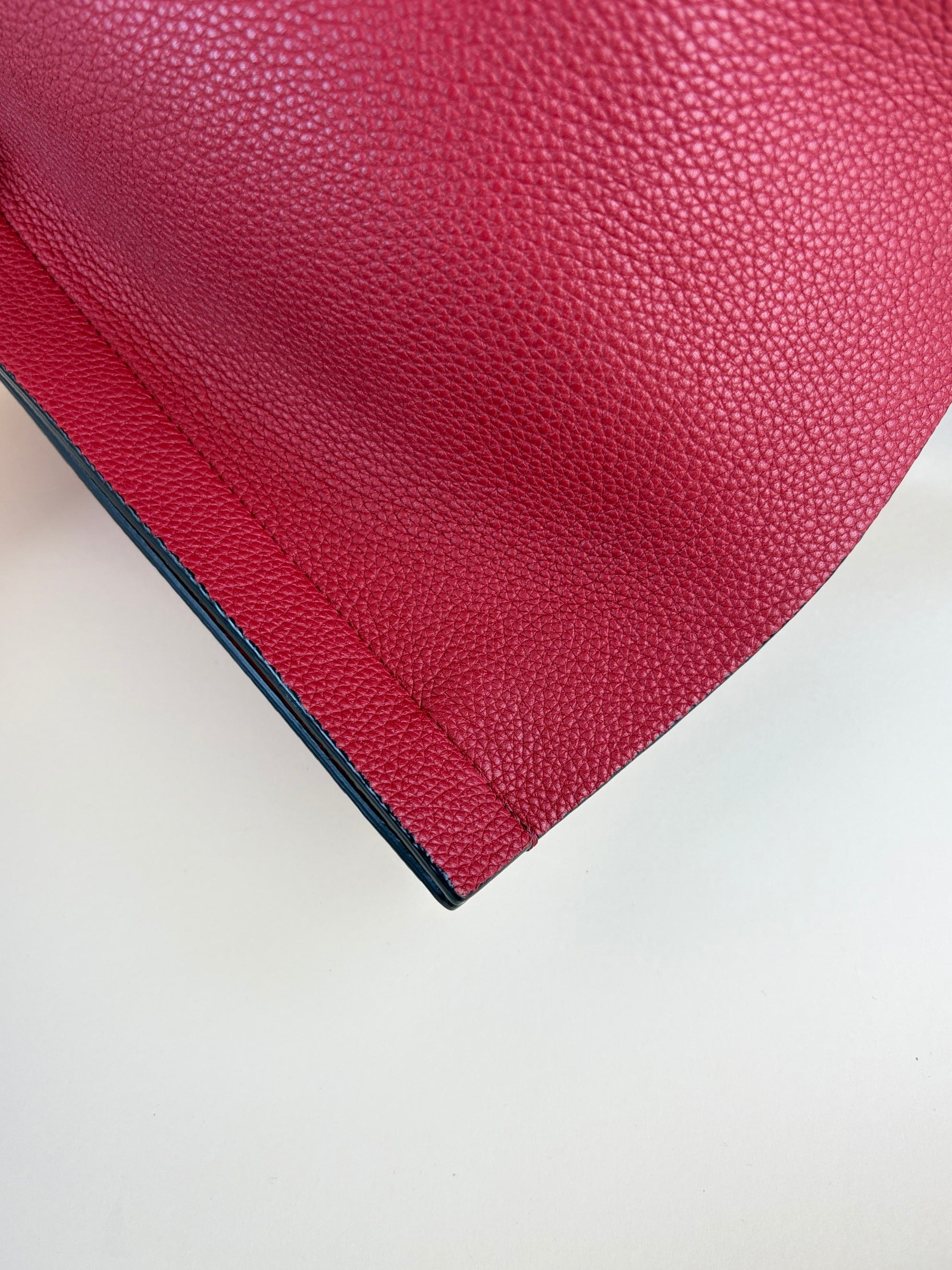Valentino red v logo escape medium