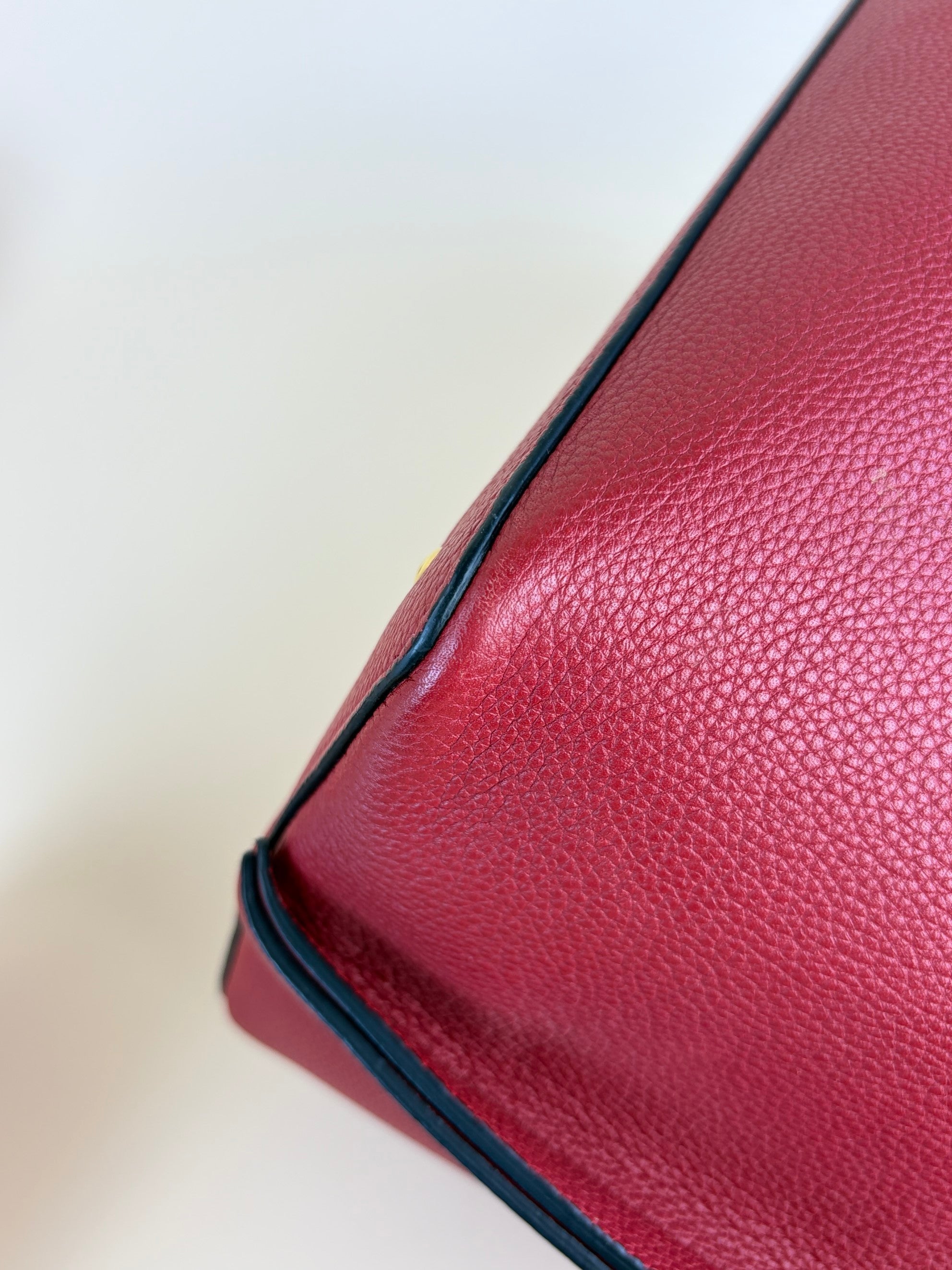 Valentino red v logo escape medium
