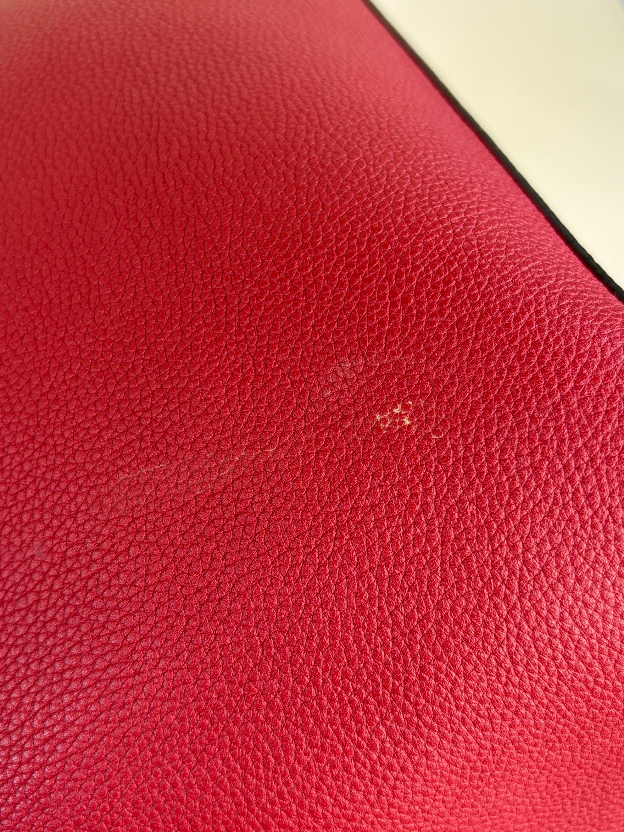 Valentino red v logo escape medium