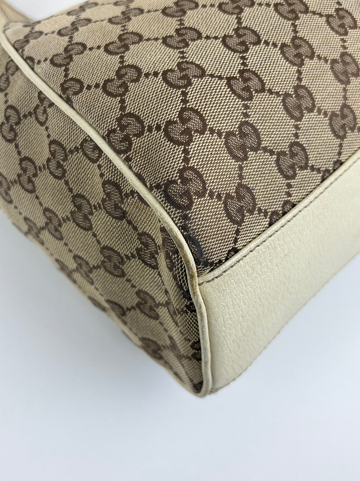 Gucci off white leather and gg monogram canvas Charmy medium