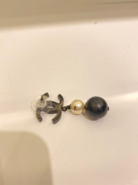 Chanel Bicolor Pearls Earring