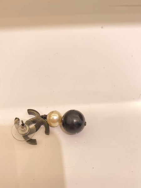 Chanel Bicolor Pearls Earring