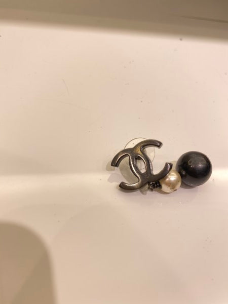 Chanel Bicolor Pearls Earring