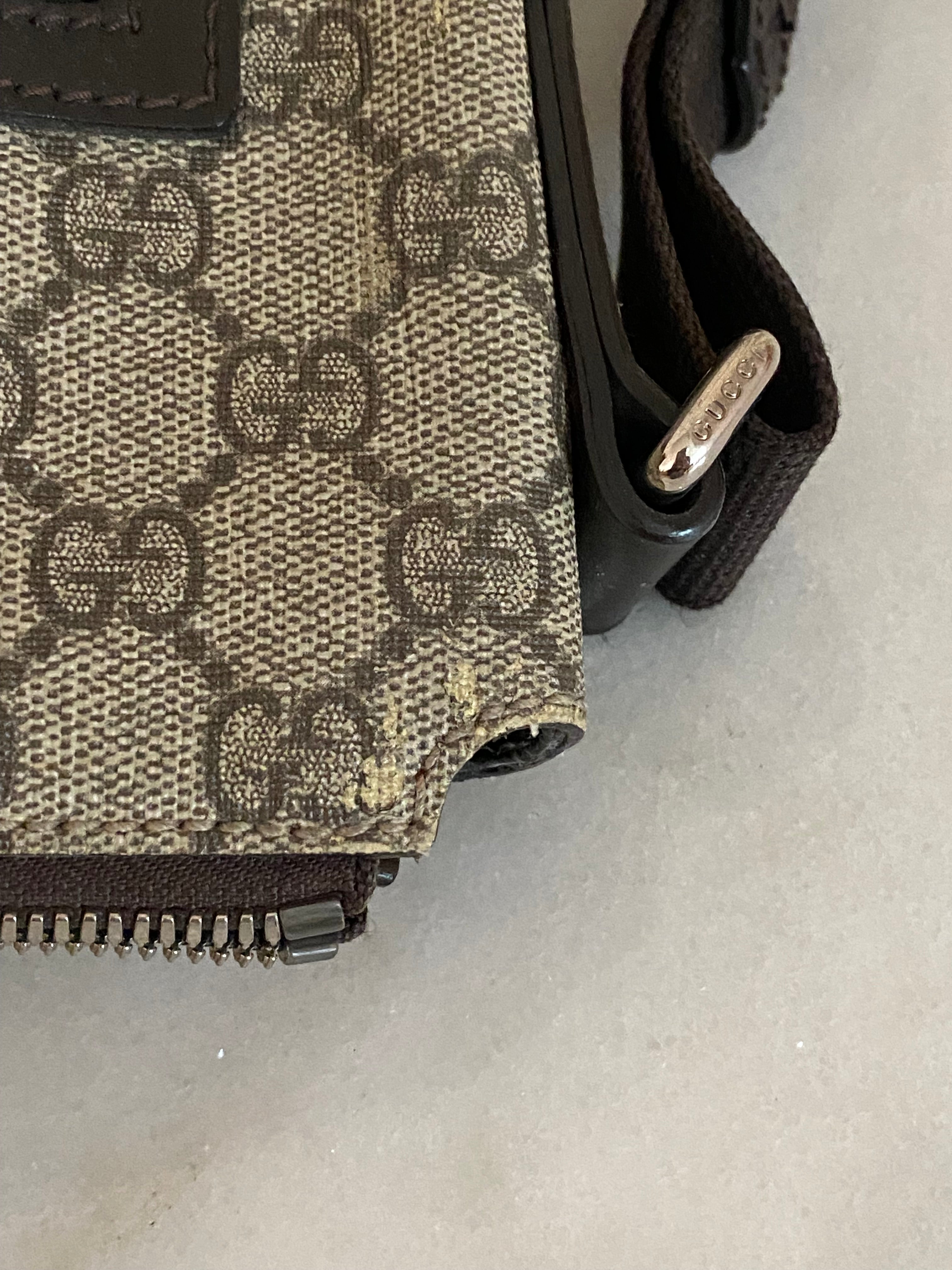 Gucci Bicolor GG Supreme Messenger Bag