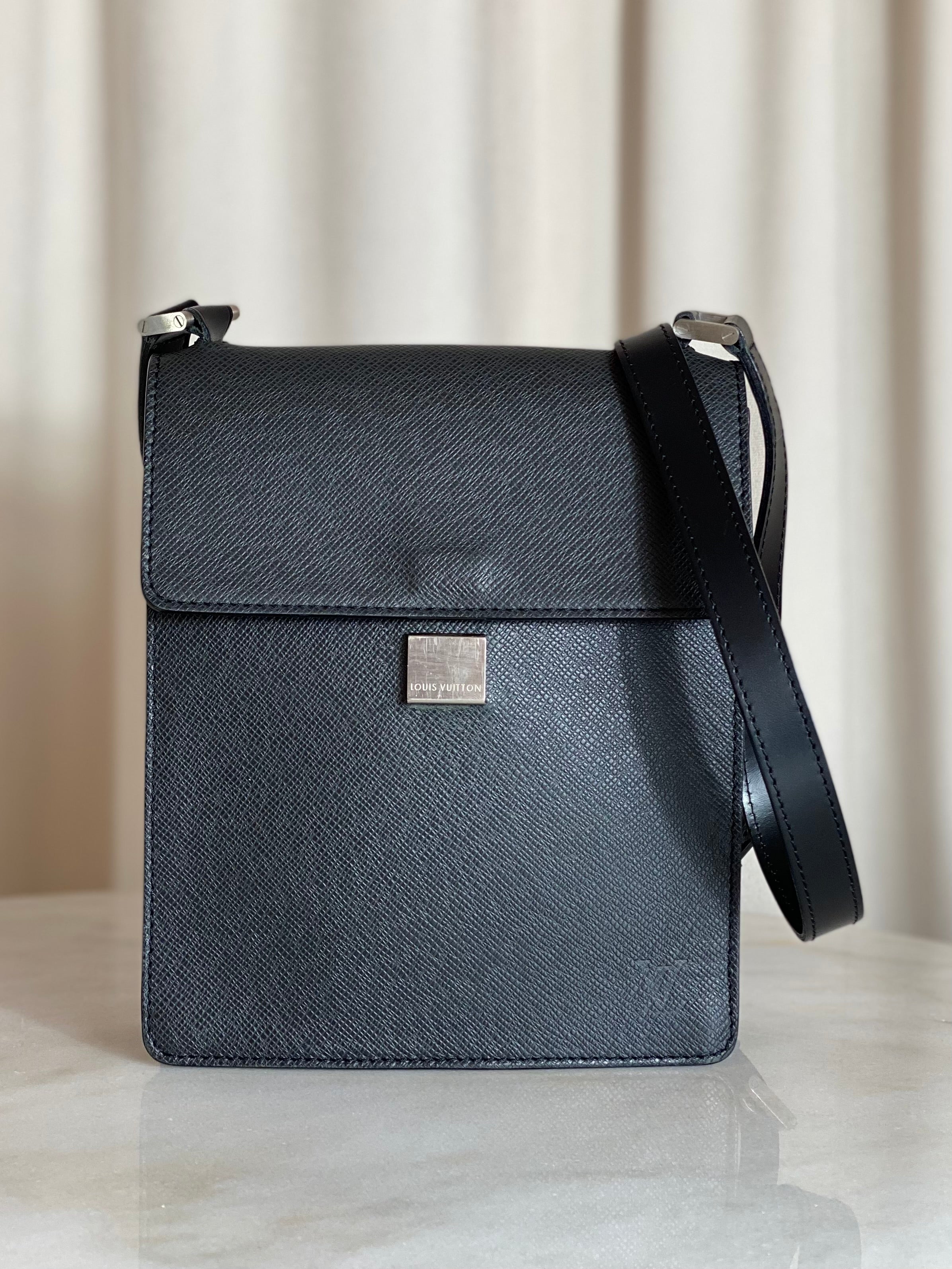 Louis Vuitton Black Taiga Kurgan Crossbody Pochette