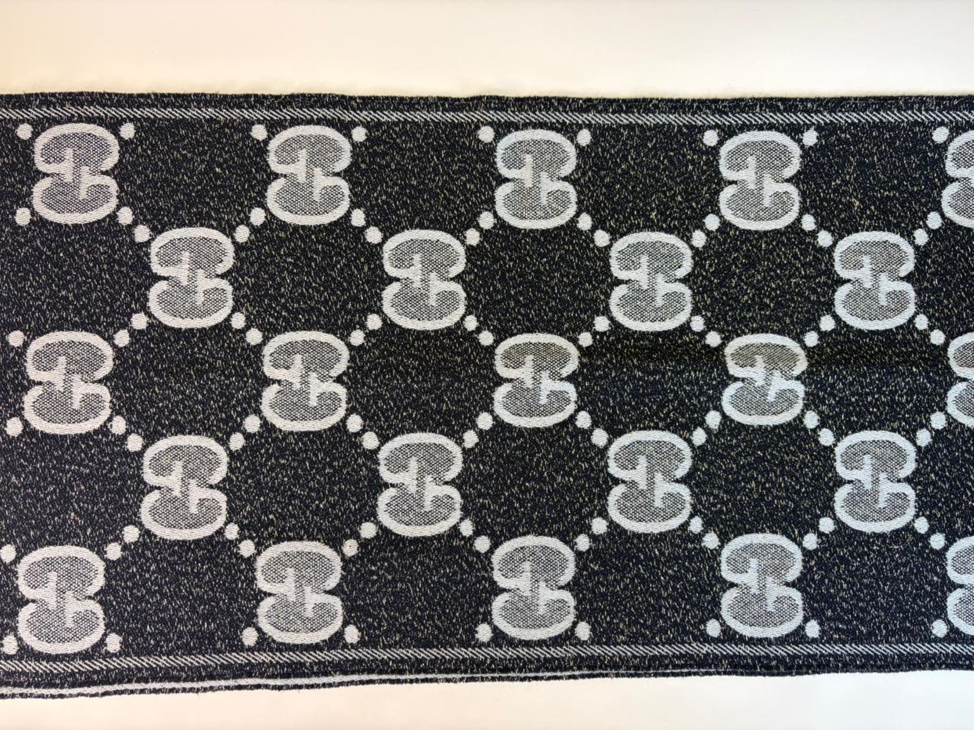 GUCCI gg jacquard wool scarf black& beige