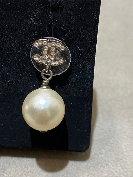 Chanel Silver CC with Drop Pearl Earrings